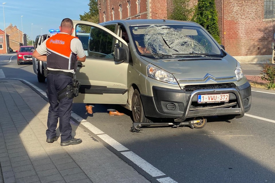 Op de Naamsesteenweg in Sint-Truiden gebeurde maandagochtend een ongeval met een step. Een twintiger belandde op de voorruit van de auto en werd met een zware hoofdwonde naar het ziekenhuis gebracht.  