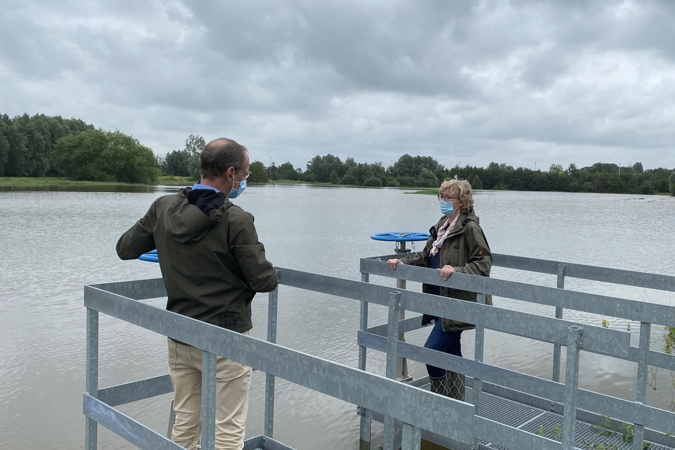 Burgemeester Veerle Heeren kwam vrijdag de toestand van alle wachtbekkens inspecteren