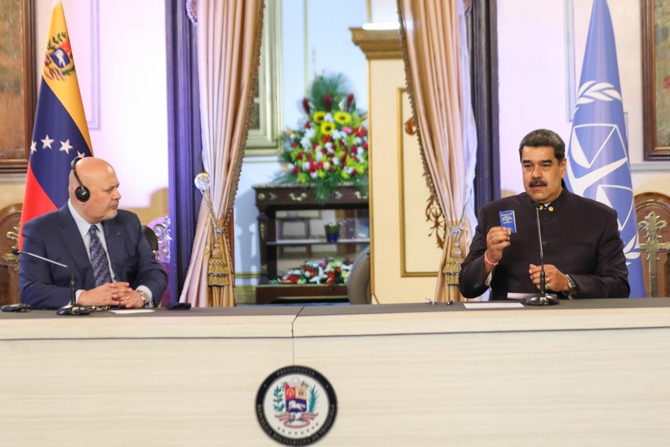 De Venezolaanse president Nicolás Maduro (rechts) en de aanklager van het Internationaal Strafhof Karim Khan (links). 