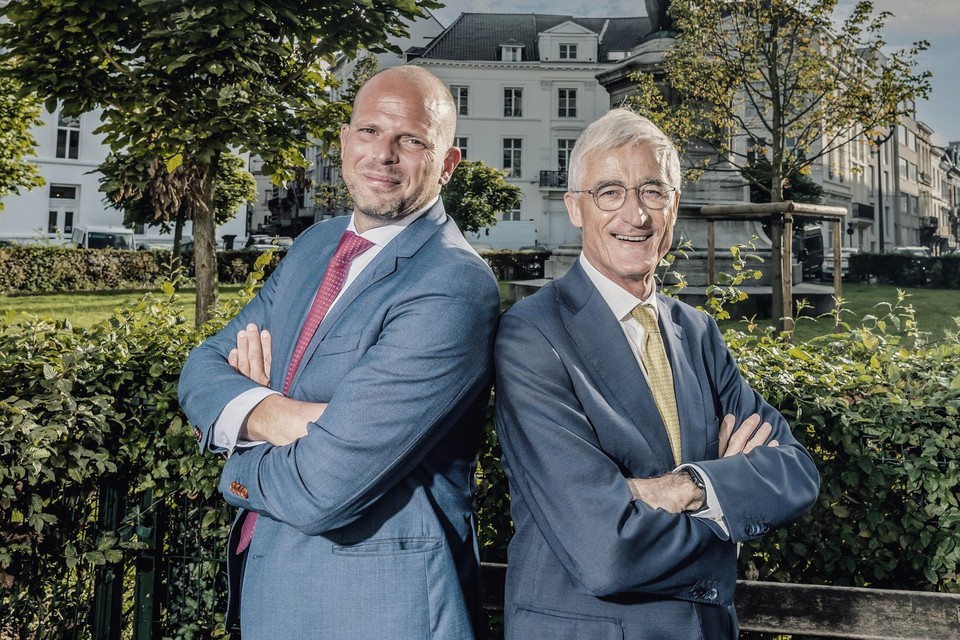 Theo Francken (links) en Geert Bourgeois op het Barricadenplein, met op de achtergrond het partijhoofdkwartier van twintig jaar geleden.