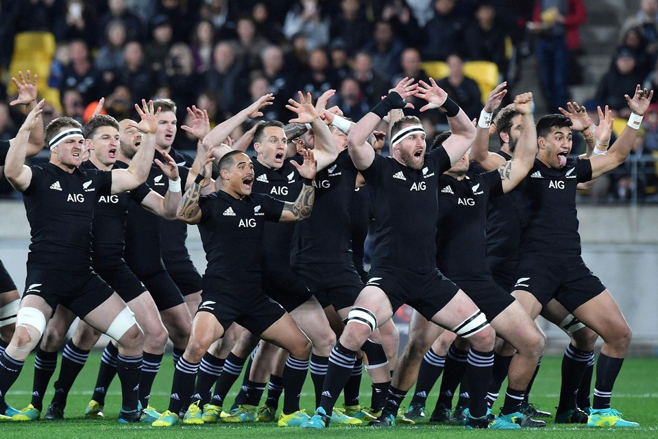 De haka, het ritueel van de All Blacks voor een wedstrijd. 