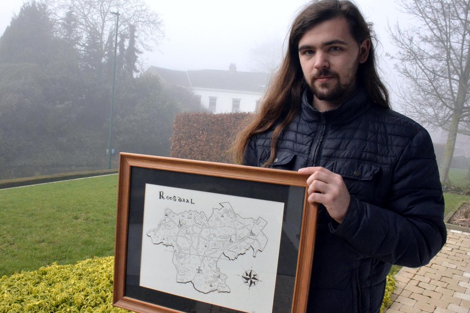 Yelle met de kaart van zijn thuisgemeente Roosdaal, een van zijn eerste werken. 