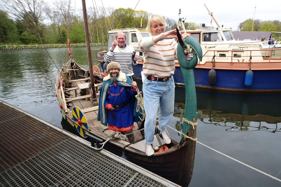 Dagny Ros Asmundsdottir en de ervaren schipper Piet Smet dopen de vikingboot van Erik Blauwtand. 
