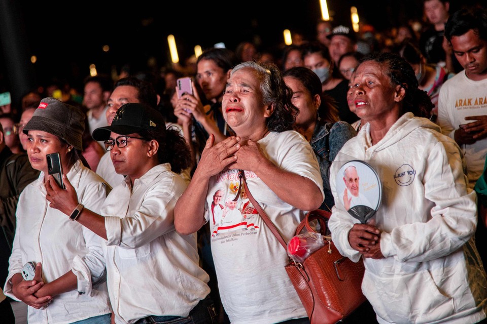 Geëmotioneerde gelovigen tijdens het pausbezoek aan Indonesië.