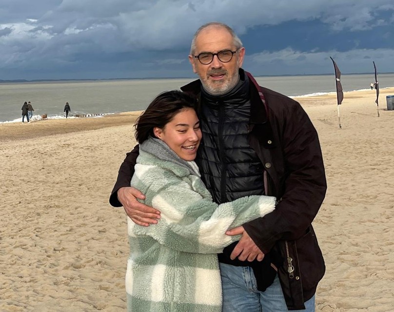 Michel met zijn dochter Alicia aan zee