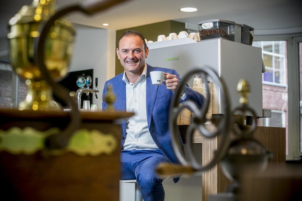 Frans van Tilburg, CEO Grup Mikko, menyambut saham mayoritas - tentu saja secangkir kopi. 