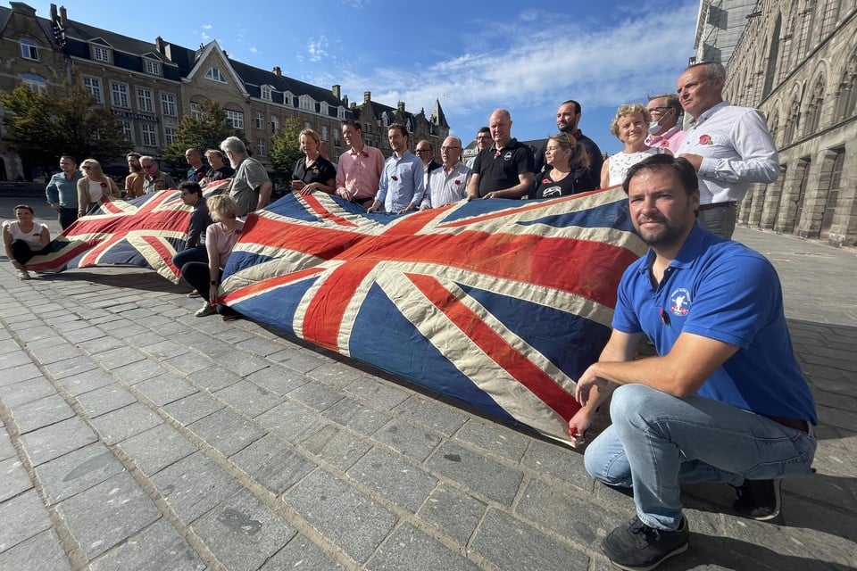 De toeristische ondernemers willen hun trouwe Britse klanten terug en maken dat duidelijk met een symbolische actie met Britse vlaggen en kopjes thee op de Grote Markt van Ieper.