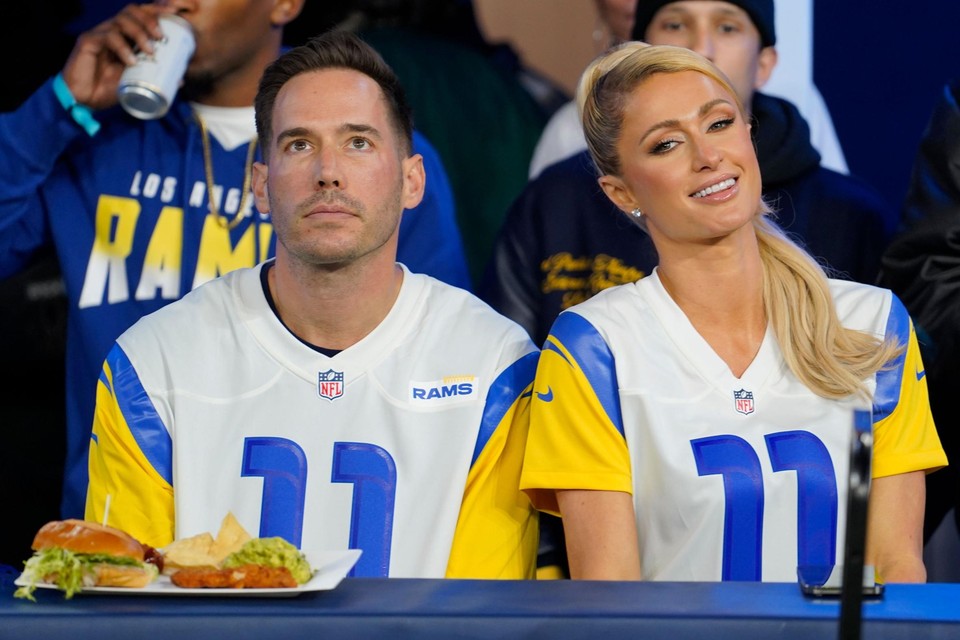 Carter Reum en Paris Hilton wonen een American Football wedstrijd bij. De tortelduifjes trouwden afgelopen week. 