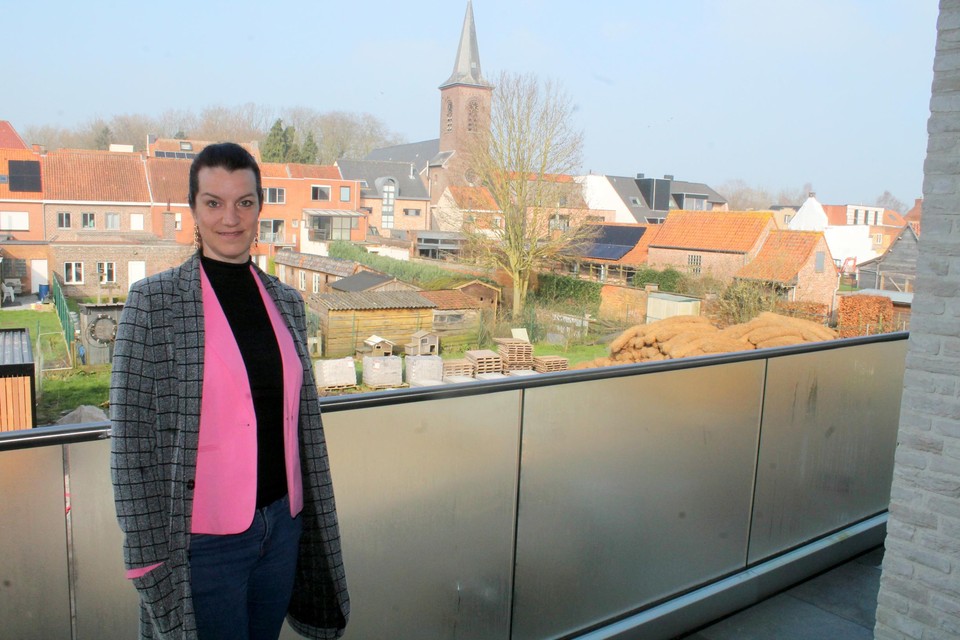 Directeur Katrijn Ruebens op een van de terrassen die uitkijken op de kerk van Kleit.