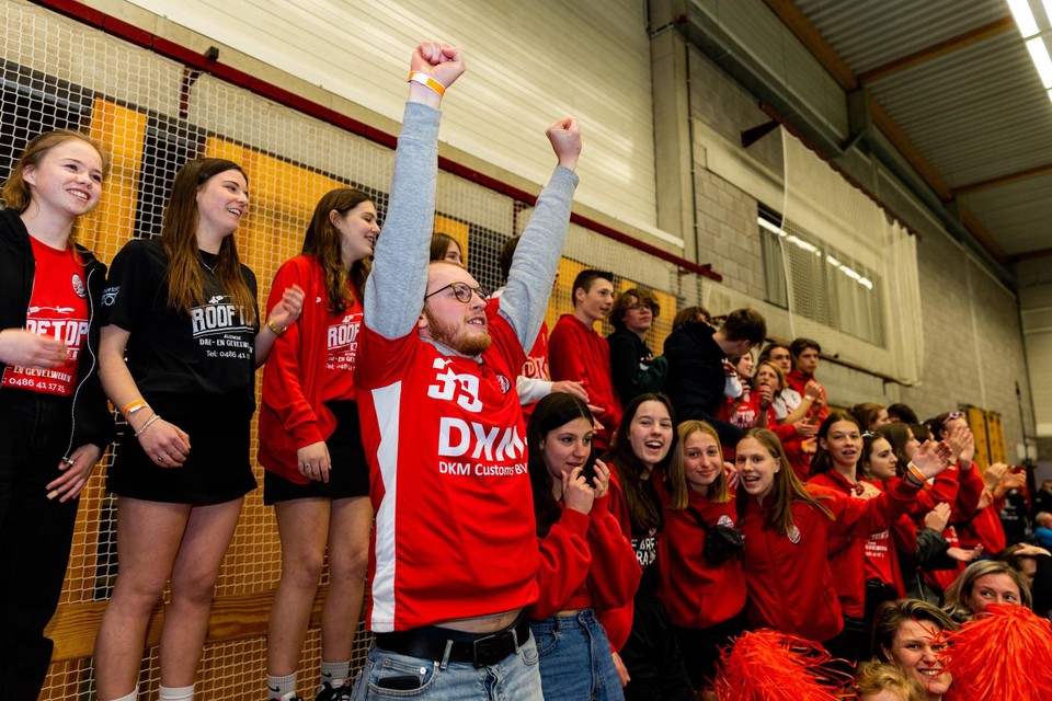 Jonathan Put, surrounded by his players from the U17 of Borgerhout 