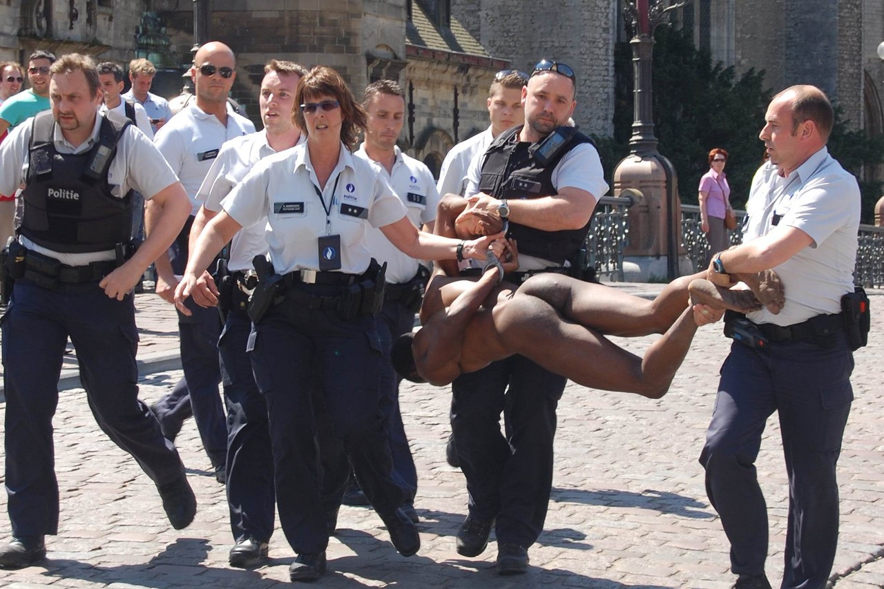 FOTO: Naakte man zet centrum van Gent op stelten (Gent) | Het Nieuwsblad  Mobile