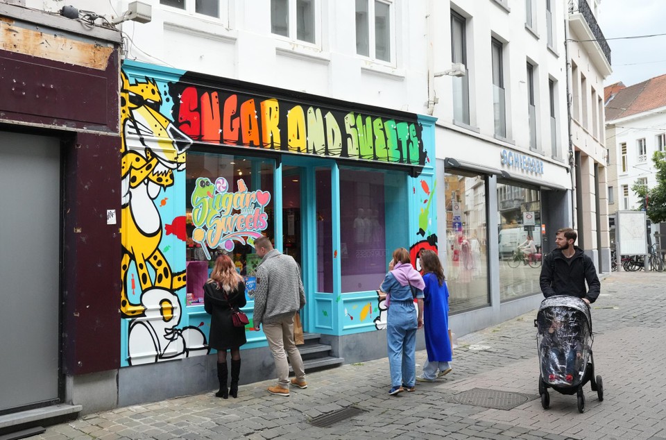 De bontgekleurde winkel valt meteen op in de Koestraat. 