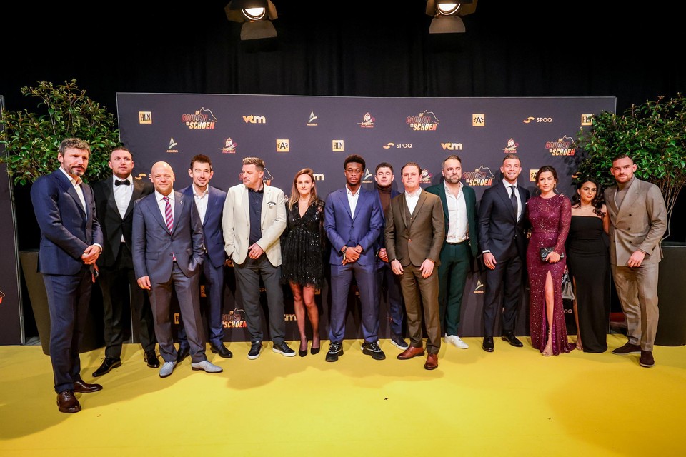 From left to right: Mark van Bommel, Joachim Vercaigne (chief scout), Erwin Van den Sande (spokesperson), Thomas Carpels (physical coach), John Stegeman (assistant trainer) with other half, Christopher Scott, Arbnor Muja, Sven Jaecques (general manager), Sascha Van de Sande (team manager), Toby Alderweireld with his wife Shani and Vincent Janssen with his Mexican-American wife Talia.  Not in the picture: goalkeepers Jean Butez and Davino Verhulst.