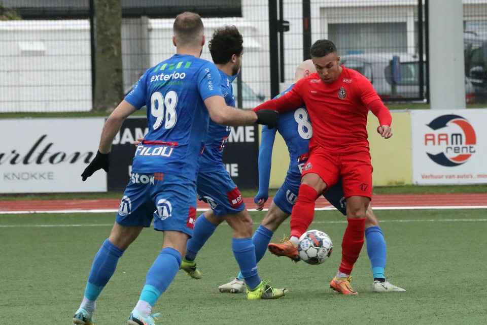 Karim Tarfi zit in de greep bij drie thuisspelers.
