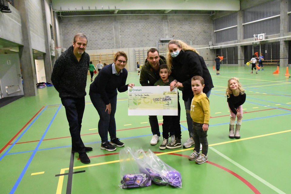 Lilan nam samen met mama Evi, papa David, broertje Mauro en zusje Lina een cheque in ontvangst van volleybalclub Beruvoc Halle.