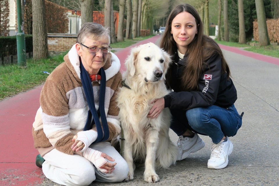 Slachtoffers Mieke Van Hellemond en hond Umabel met achternichtje, steun en toeverlaat Lotte op de Noorderlaan in Schilde, waar het incident plaatsvond  