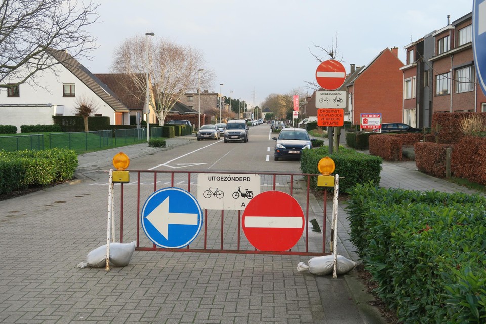 In de Ruggeveldstraat werd gedeeltelijk eenrichtingsverkeer ingevoerd. 