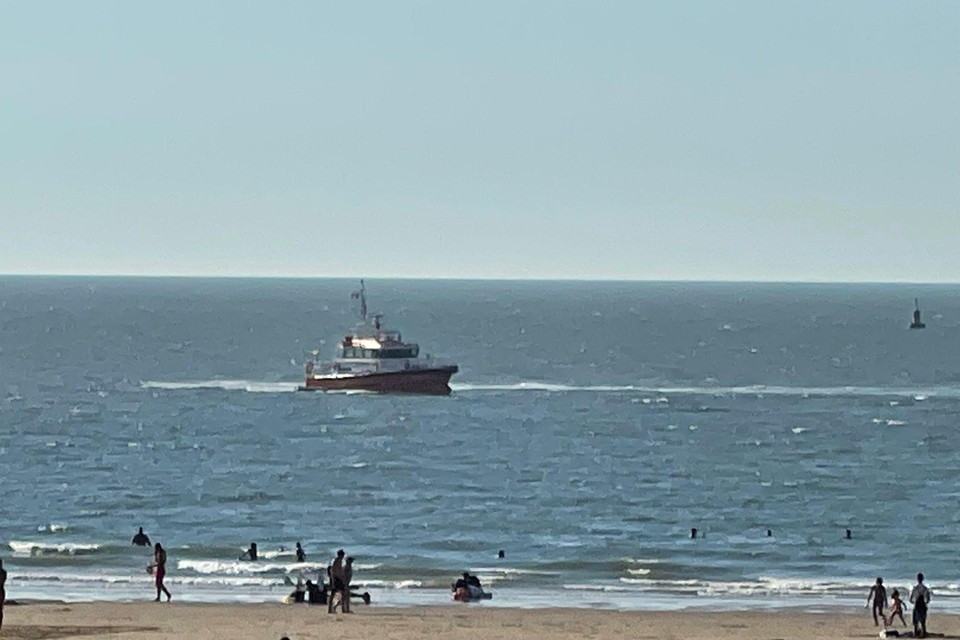 Verschillende boten van de scheepvaartpolitie en strandreddingsdienst speurden het water af. 