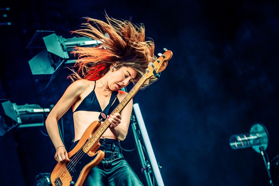 Este Haim, de oudste zus zingt niet alleen, maar is ook bassiste.