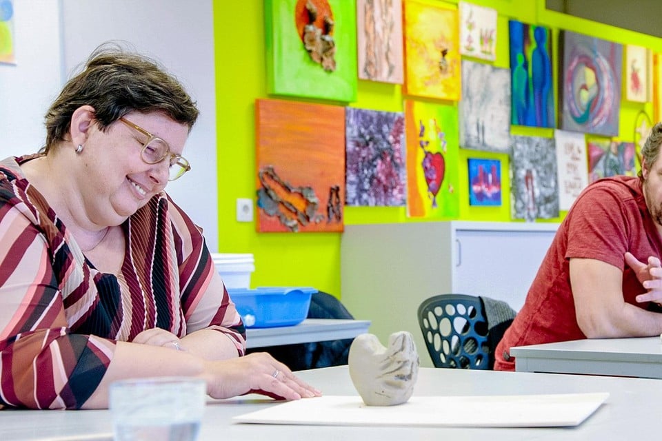 De creatieve therapie in Asster in Sint-Truiden maakt meer los dan Axel Daeseleire zelf had verwacht. 