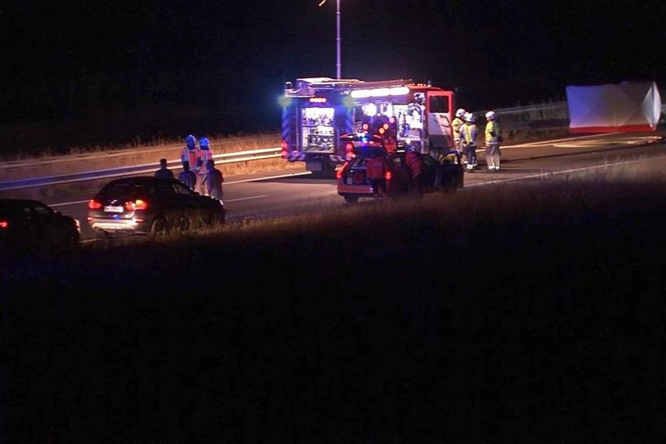 Bij een zwaar ongeval op de E403 in Torhout kwam in de nacht van donderdag op vrijdag een Izegemse motorrijder om het leven. 