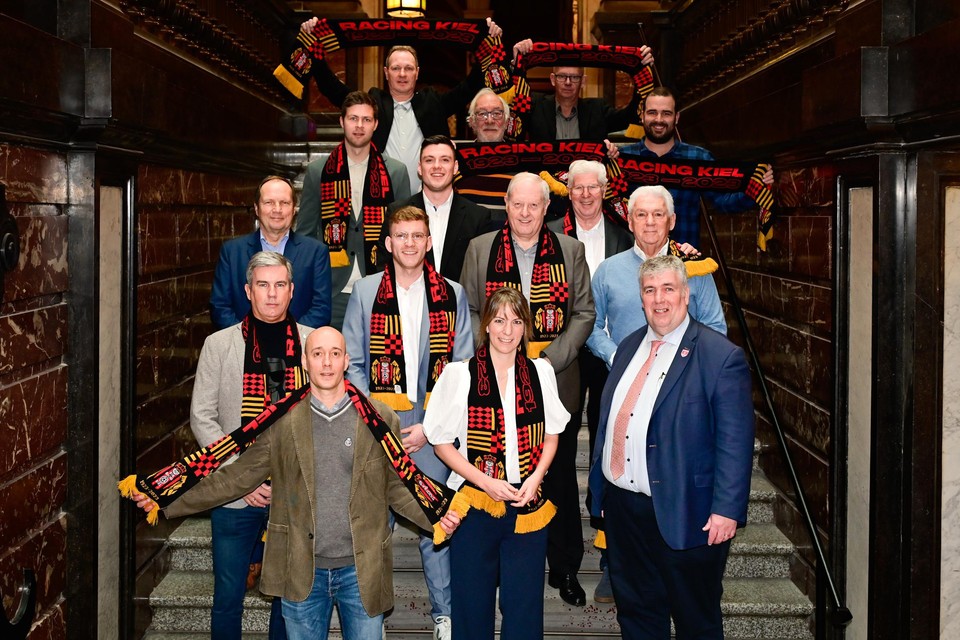 Racing Kiel op de trappen van het stadhuis, samen met sportschepen Peter Wouters.
