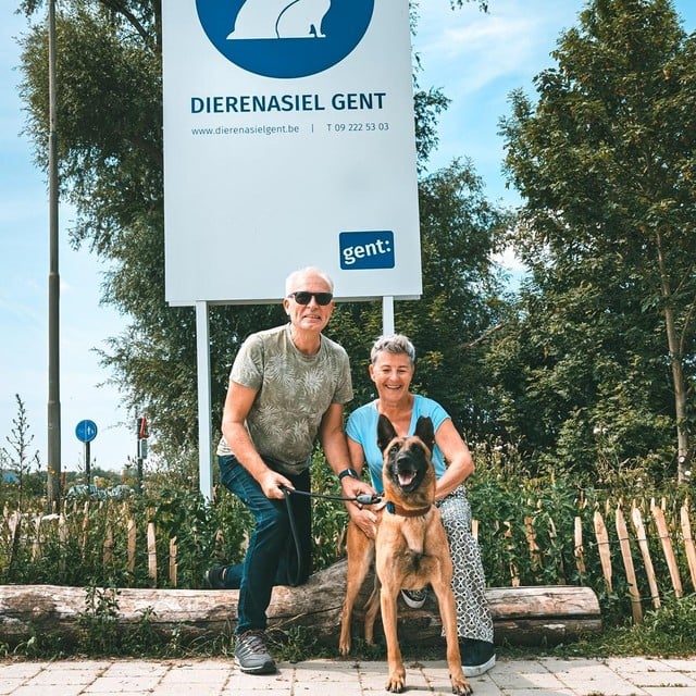Rex en zijn nieuwe baasjes, klaar voor vertrek.