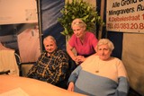 thumbnail: André (74) en zijn zus Ria Geys (80) met hun schoonzus Luzy op het benefiet voor de Brakenstraat.