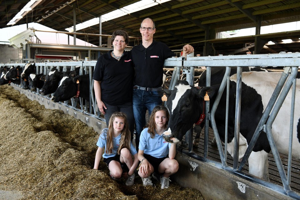 Petra en Wim, met Stiene en Ante, twee van hun drie dochters die maar al te graag helpen op de boerderij.