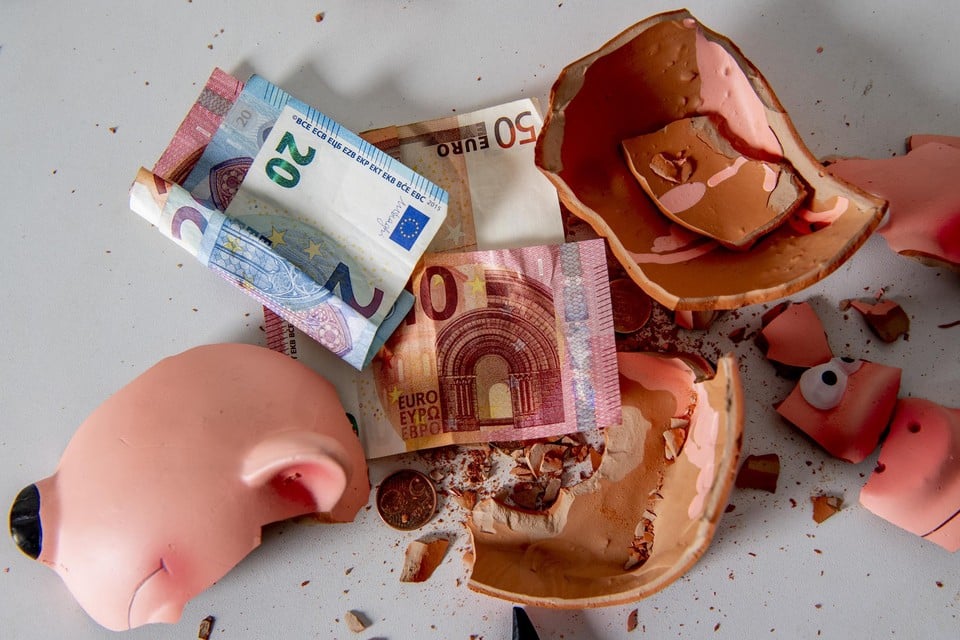 1 op de 6 Belgische gezinnen gaat elke maand in het rood | Het Nieuwsblad  Mobile