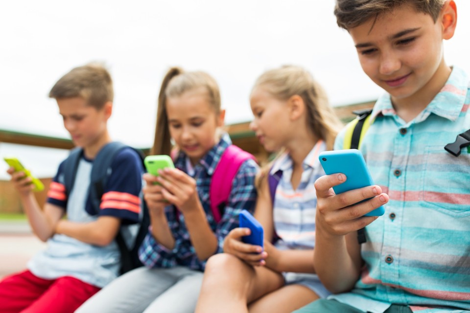 Kinderen gemiddeld op 9 jaar hun eigen smartphone, wanneer is jong 'te jong'? Het Nieuwsblad Mobile