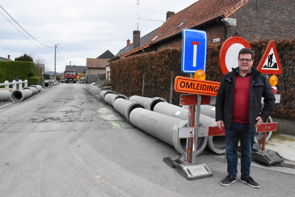 In het dorpscentrum van Tollembeek zijn grote rioleringswerken gestart die tot april 2024 zullen duren.
