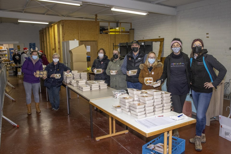 Vrijwilligers delen 800 maaltijden uit in het Sociaal Huis in Avelgem. 