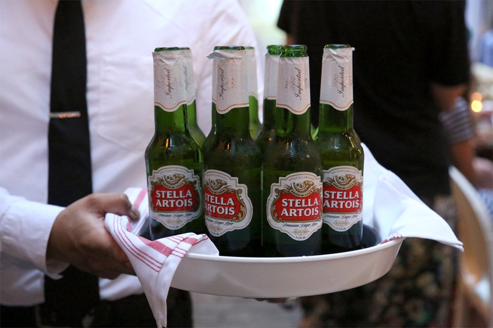 Net zoals in het buitenland, zal Stella Artois nu in ons land in groene flessen komen. 