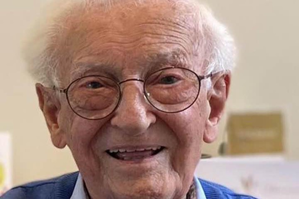 Een stralende Valeer Loete op zijn 92ste verjaardag.
