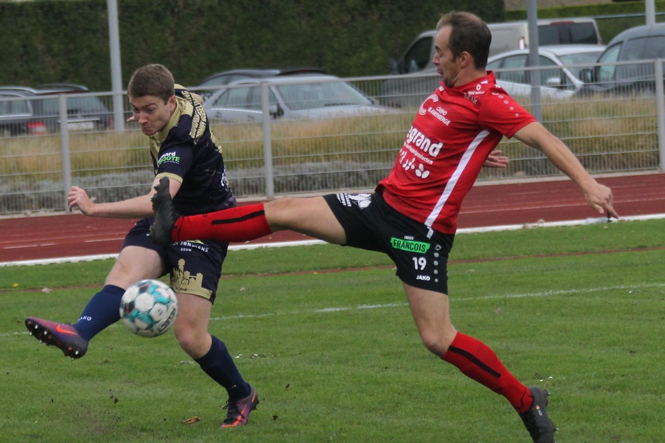 SC Blankenberge-SV Diksmuide: Matthias Feys probeert de voorzet van Anouk Vanysacker te onderscheppen.