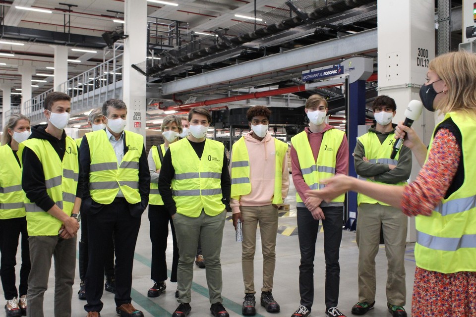 De Geelse scholieren en minister Somers kregen een rondleiding in het distributiecentrum van Nike.