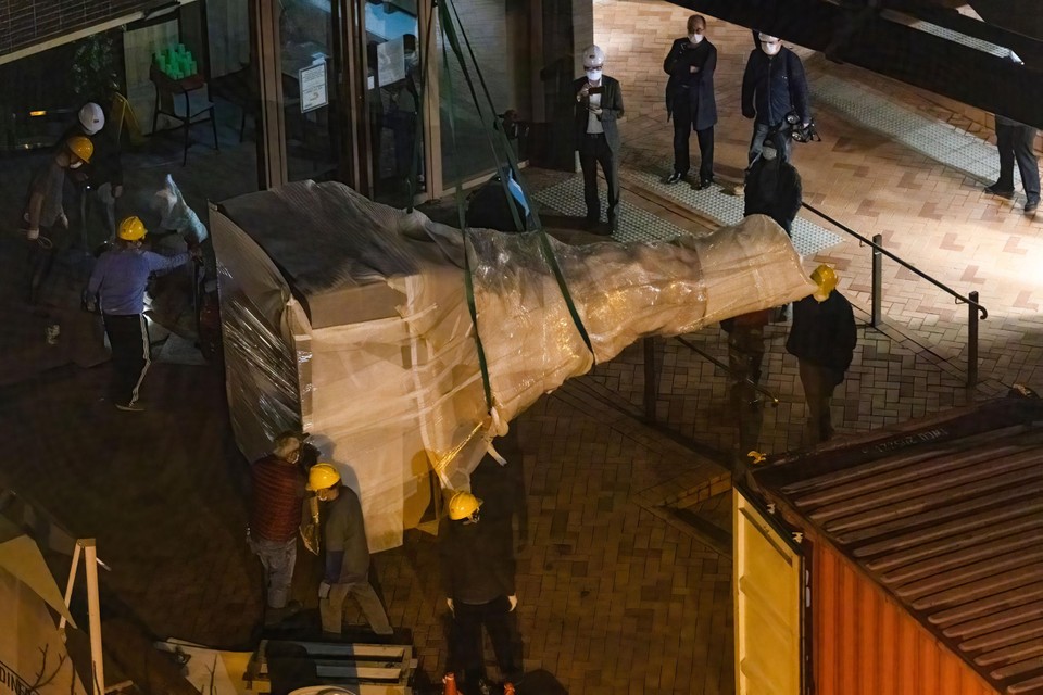 De ‘Pillar of shame’ werd in het donker weggeleid 