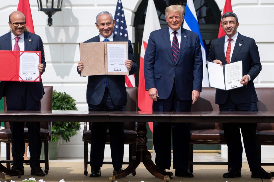 De Bahreini minister van Buitenlandse Zaken Abdullatif al-Zayani (links) naast de Israëlische premier Benjamin Netanyahu (rechts) bij de ondertekening van het akkoord in Washington. 