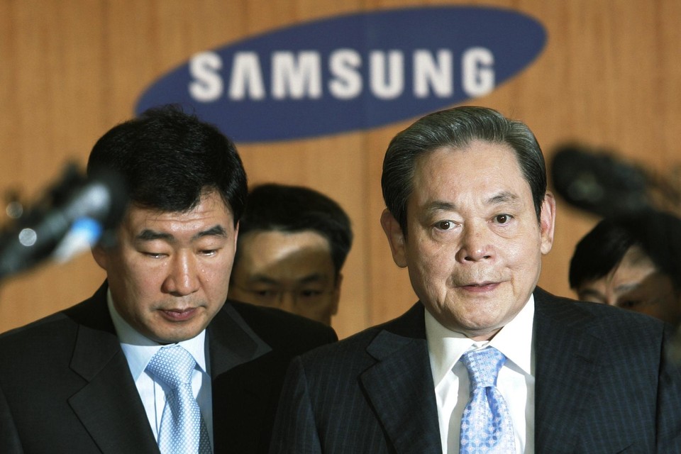 De voorzitter van Samsung Electronics, Lee Kun-hee (rechts), is zondag op 78-jarige leeftijd overleden.  