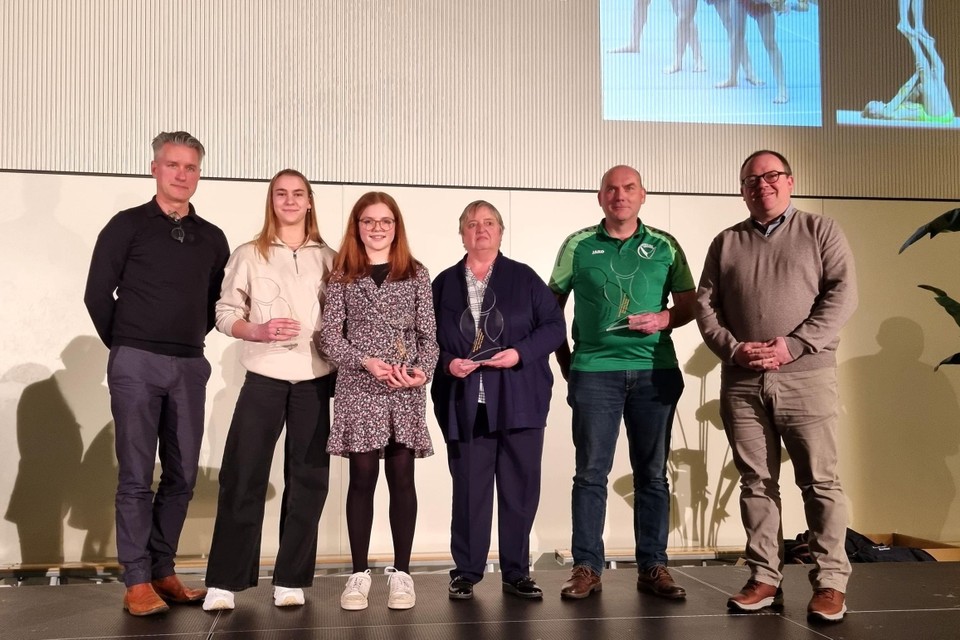 De winnaars van de vier categorieën tussen sportschepen Goyvaerts en burgemeester T’Sijen.