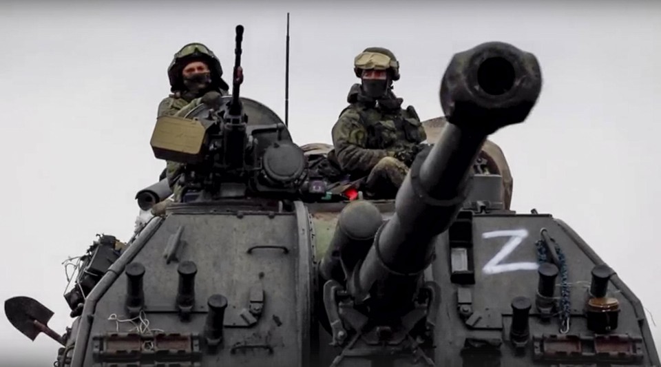 Een Russische tank met het oorlogssymbool ‘Z’. De langzame vooruitgang in februari en maart zorgde al snel voor strubbelingen onder de soldaten.  