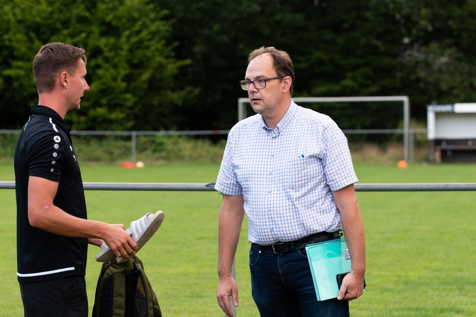 Nieuwe voorzitter Johan Haesevoets (r)  op de eerste training van FC Diest. 