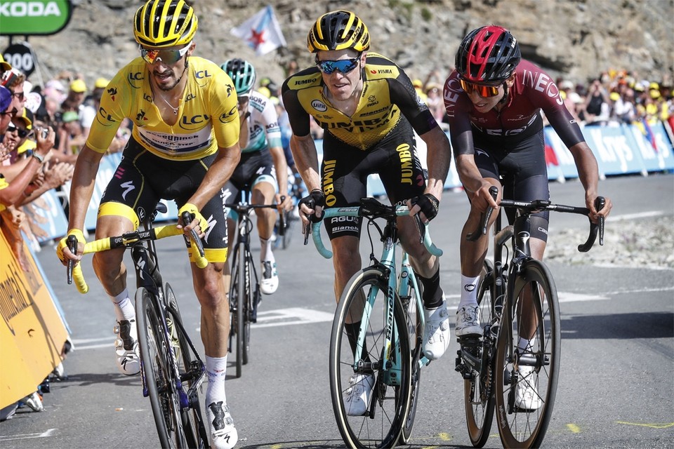Steven Kruijswijk (m.) in actie tijdens de laatste editie van de Tour de France. 