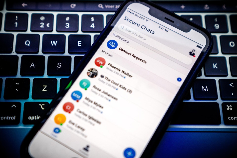 Een mobiele telefoon met software van de versleutelde berichtendienst Sky ECC.