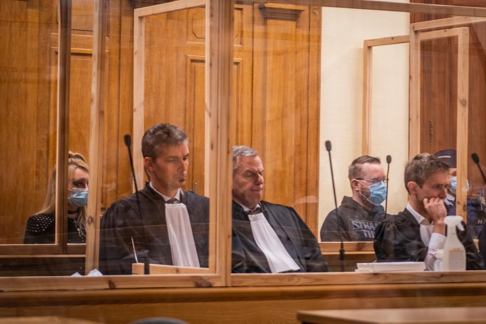 Na een zware week waarin het proces rond de dood van Andy voor de tweede keer werd geplaagd, aanhoorden de beschuldigden dinsdagavond stoïcijns het verdict.