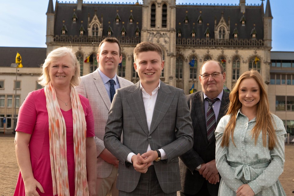 Anneke Luyckx, Leonard Deknock, Filip Brusselmans, Roland Pannecoucke en Delphine Bekaert (vlnr.) zijn de Sint-Niklase kandidaten voor Vlaams Belang.