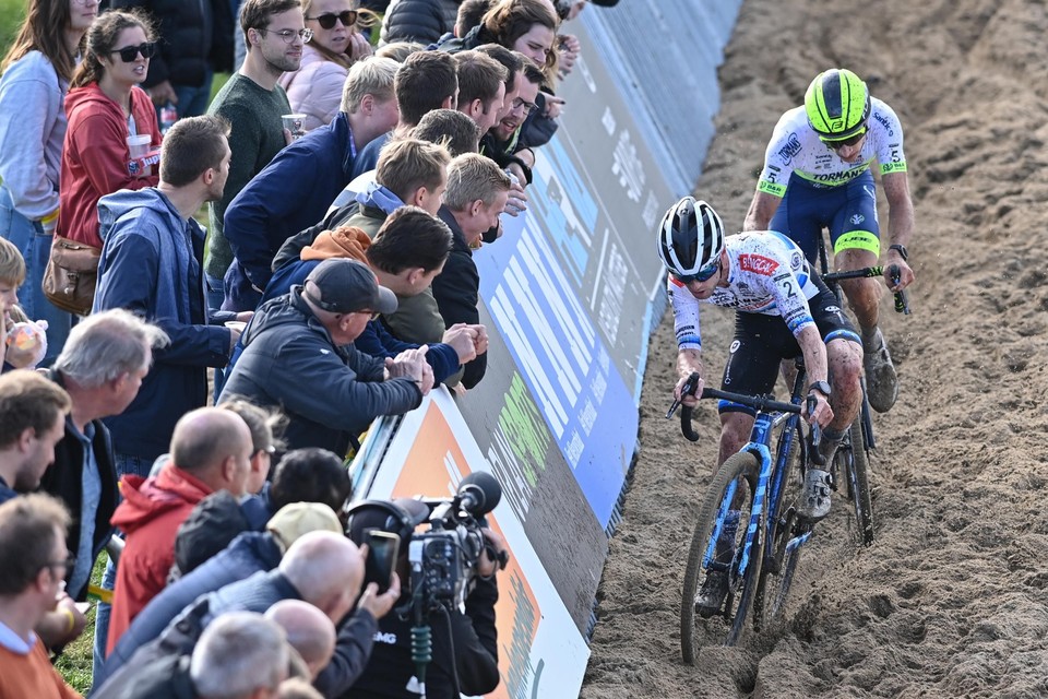 Eli Iserbyt probeert Quinten Hermans in het zand los te gooien.