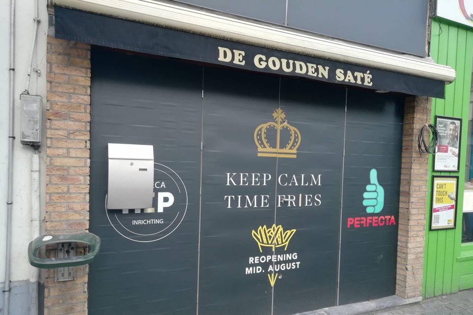 Frituur De Gouden Saté krijgt een nieuwe gevel.