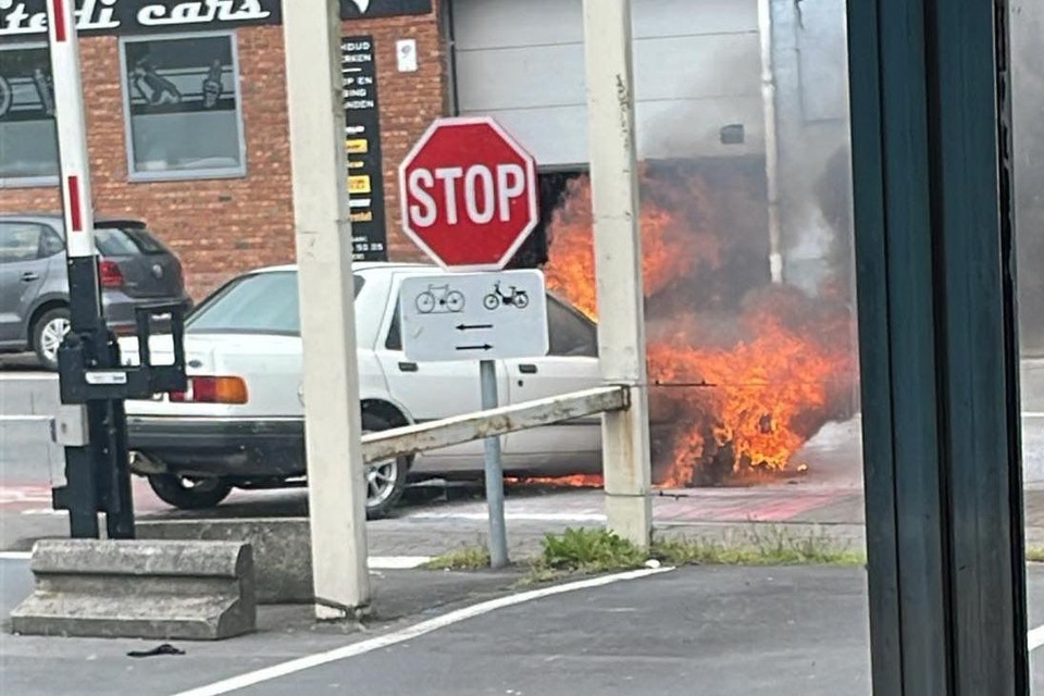 De auto vatte vuur toen de bestuurder de parking van de Action langs de Edingensesteenweg wilde verlaten.